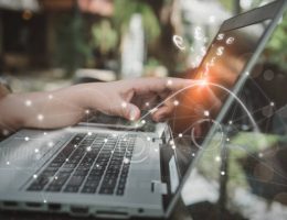 Tout d’abord, une plateforme digitale de marketing automation permet d’automatiser des tâches marketing répétitives.