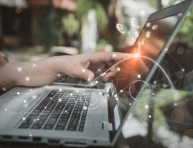 Tout d’abord, une plateforme digitale de marketing automation permet d’automatiser des tâches marketing répétitives.