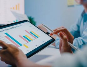 En 2025, les plateformes d’intelligence artificielle dominent l’actualité. En effet, elles transforment la productivité quotidienne.