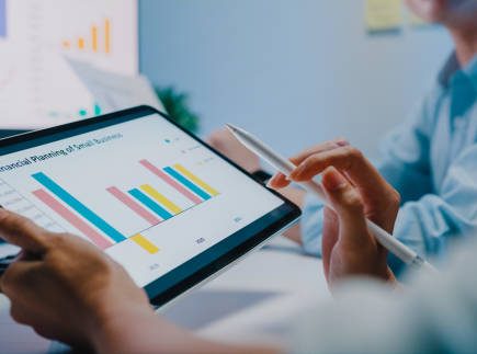 En 2025, les plateformes d’intelligence artificielle dominent l’actualité. En effet, elles transforment la productivité quotidienne.