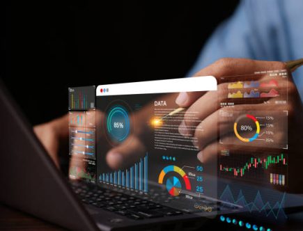 Aujourd’hui, l’intelligence artificielle transforme tous les secteurs. En effet, elle automatise des tâches répétitives. De plus,